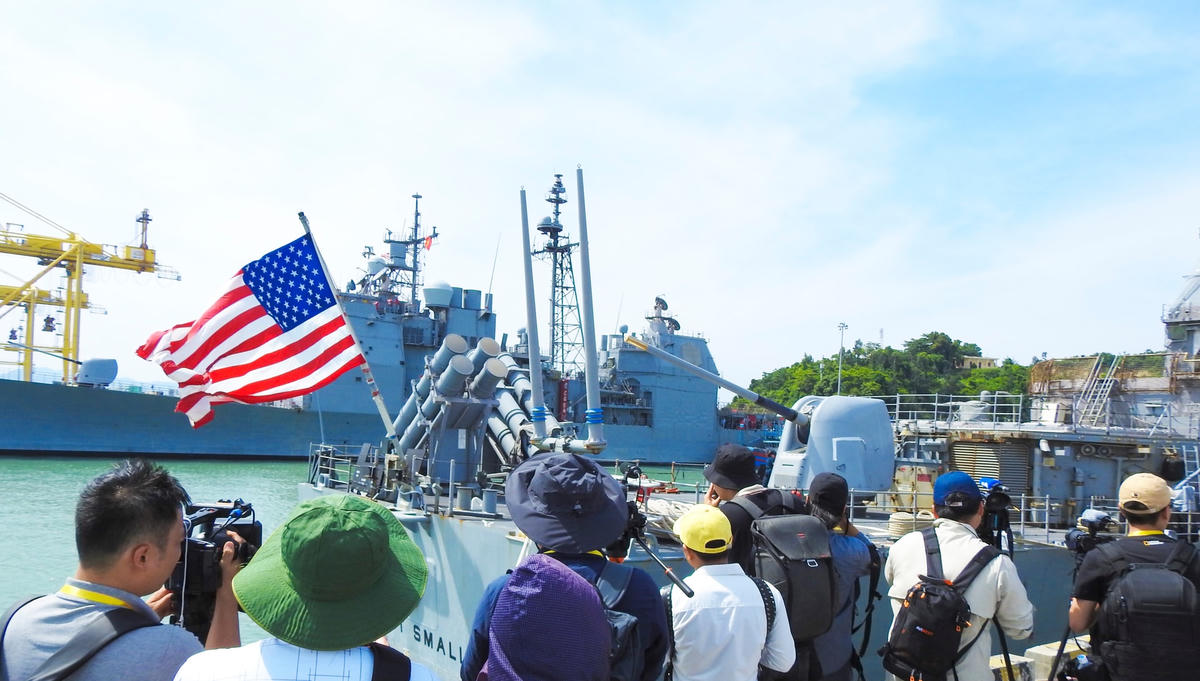  Tàu tuần dương Robert Small trong đội hình Tàu sân bay US Ronald Reagan, cập cảng Tiên Sa, Đà Nẵng. Ảnh: Thanh Tùng.