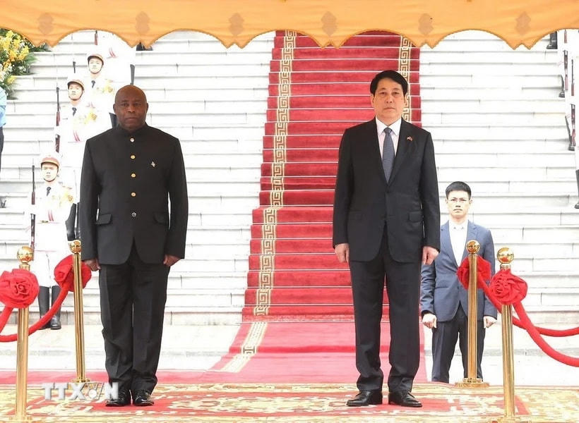 Chủ tịch nước Lương Cường và Tổng thống Cộng hòa Burundi Évariste Ndayishimiye trên bục danh dự, nghe quân nhạc cử Quốc thiều hai nước. (Ảnh: Lâm Khánh/TTXVN)