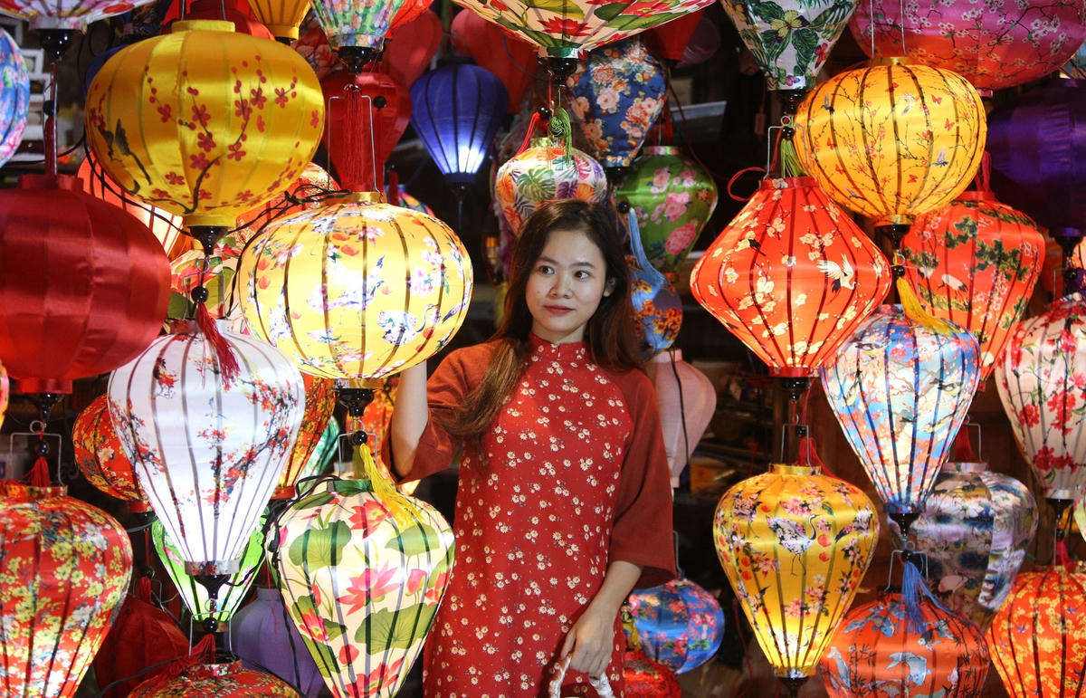 Bạn trẻ chụp ảnh bên những chiếc lồng đèn đầy màu sắc.