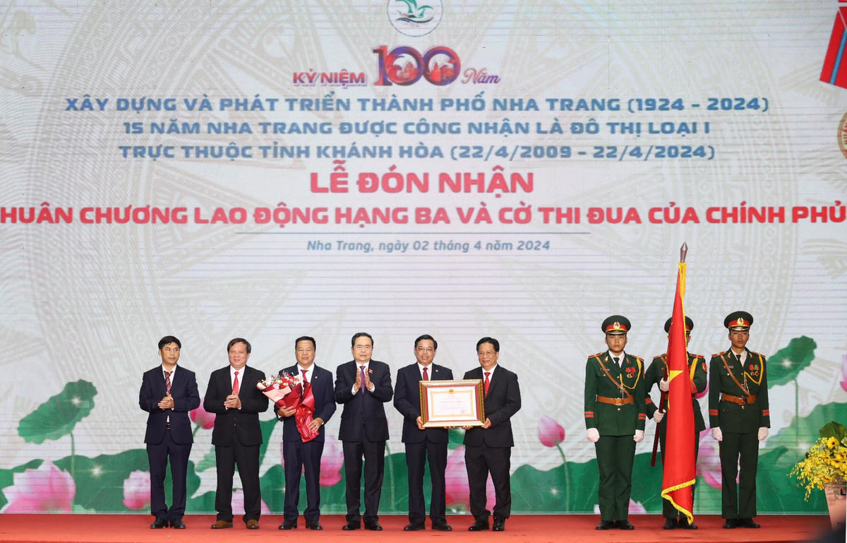 Phó Chủ tịch Thường trực Quốc hội Trần Thanh Mẫn trao Huân chương Lao động hạng Ba cho TP Nha Trang.