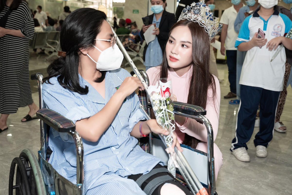 Những bông hoa tươi thắm cũng được Mai Phượng tận tay gửi tặng các bệnh nhân đang điều trị tại Bệnh viện. 