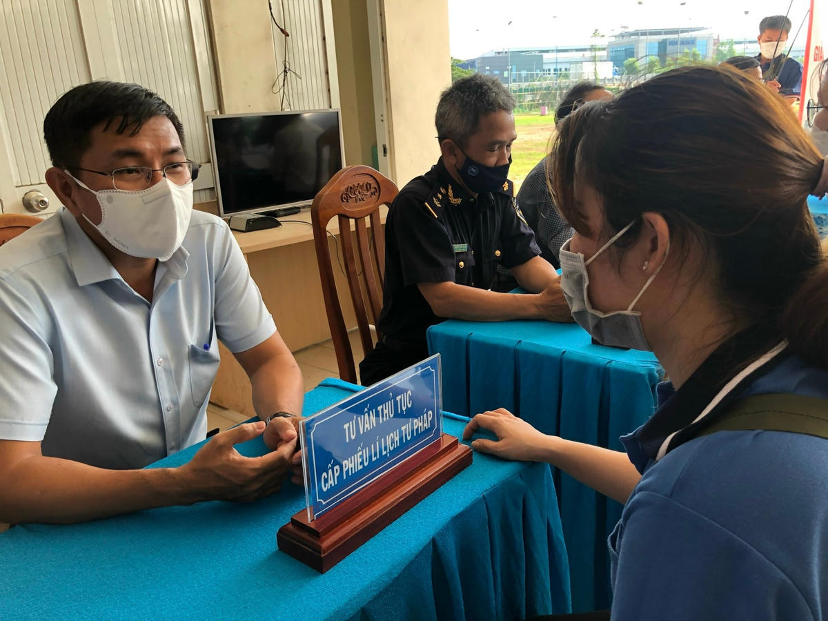 Khối lượng hồ sơ hành chính ở nhiều quận, huyện của TP HCM luôn trong tình trạng tồn đọng do quá tải.