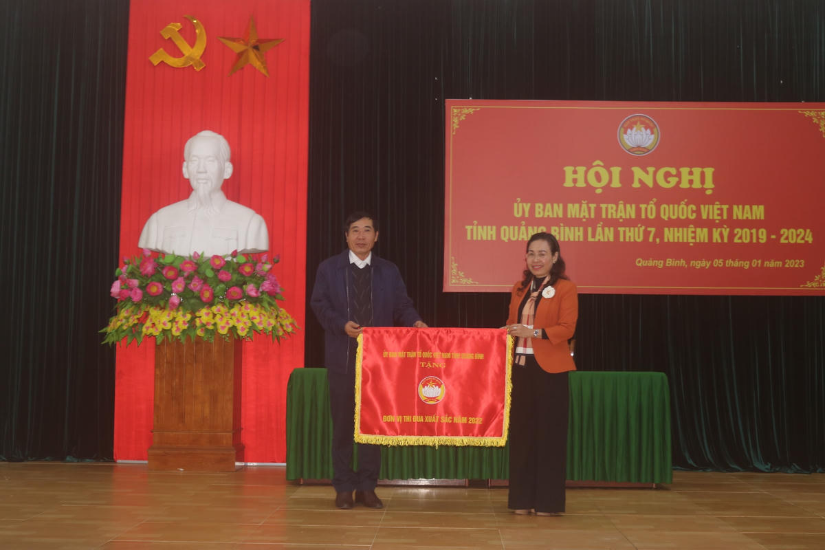 Tặng cờ thi đua xuất sắc cho Uỷ ban MTTQ huyện Bố Trạch.