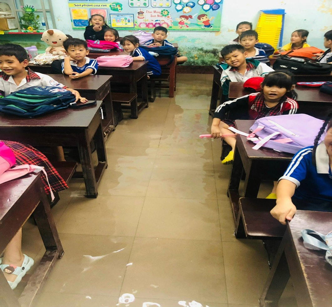 Nước lũ dâng và tràn vào các lớp học ở tầng 1 Trường Tiểu học Phú Tân. Ảnh: CTV.