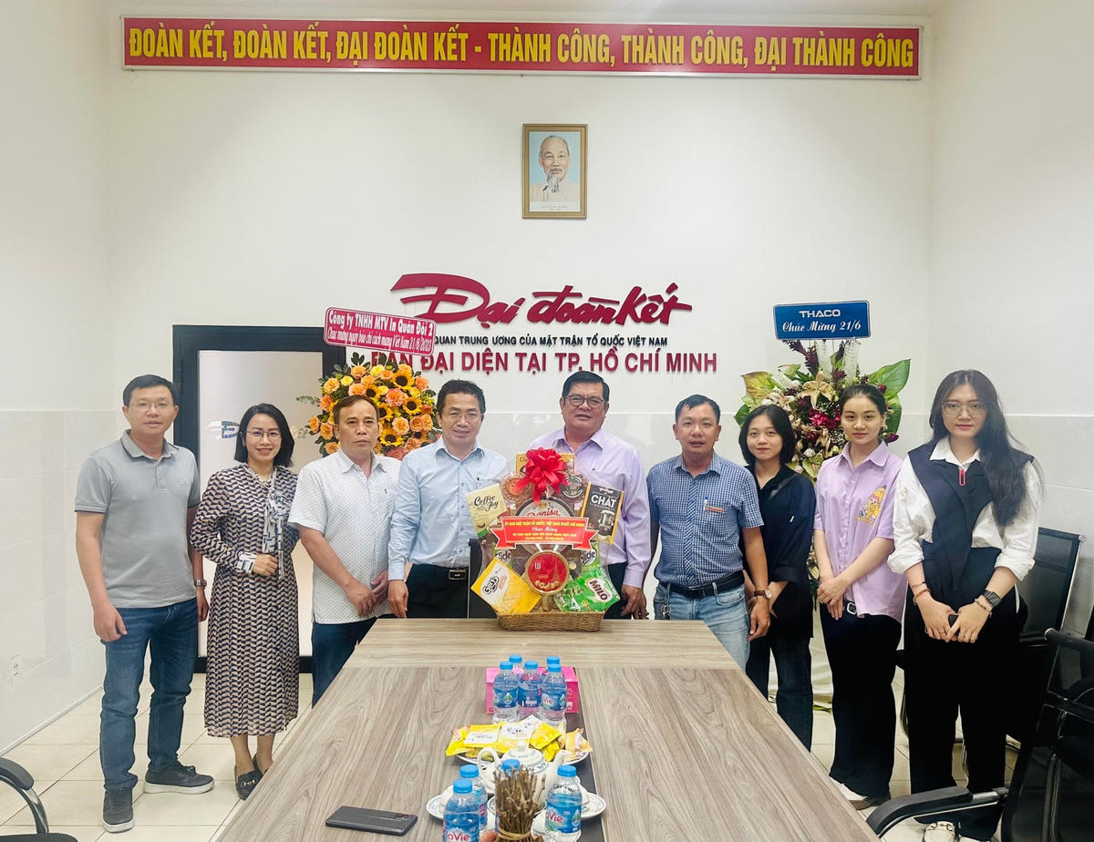 ông Ngô Thanh Sơn, Phó Chủ tịch UBMTTQ Việt Nam TP HCM (đứng giữa) tại buổi đến thăm, chúc mừng Báo Đại Đoàn Kết vào ngày 18/6.