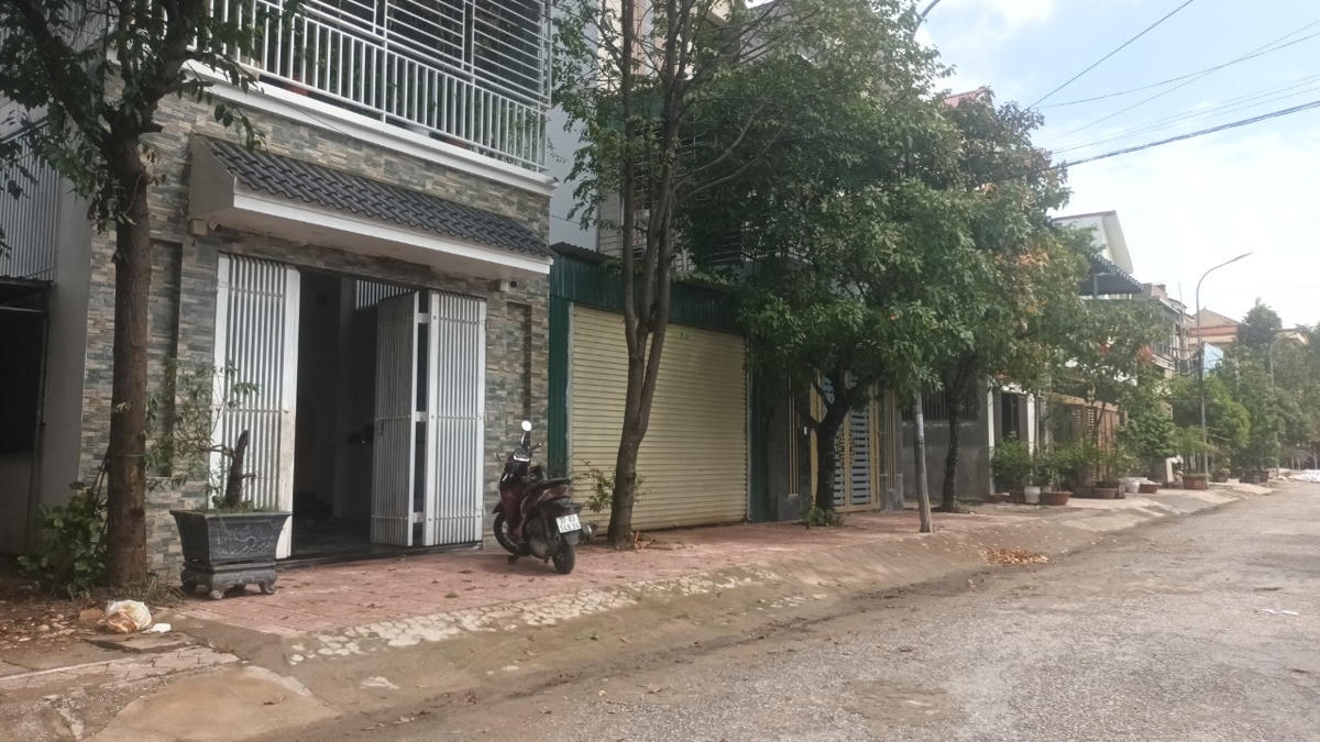 Ngôi nhà anh T. vẫn còn vương vãi chất bẩn với mùi hôi khó chịu.