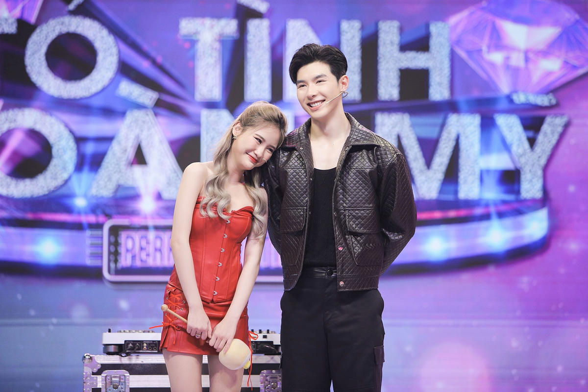 Khoảnh khắc Minh Ngọc check bờ vai của Trung Huy. Ảnh: Perfect Universe.
