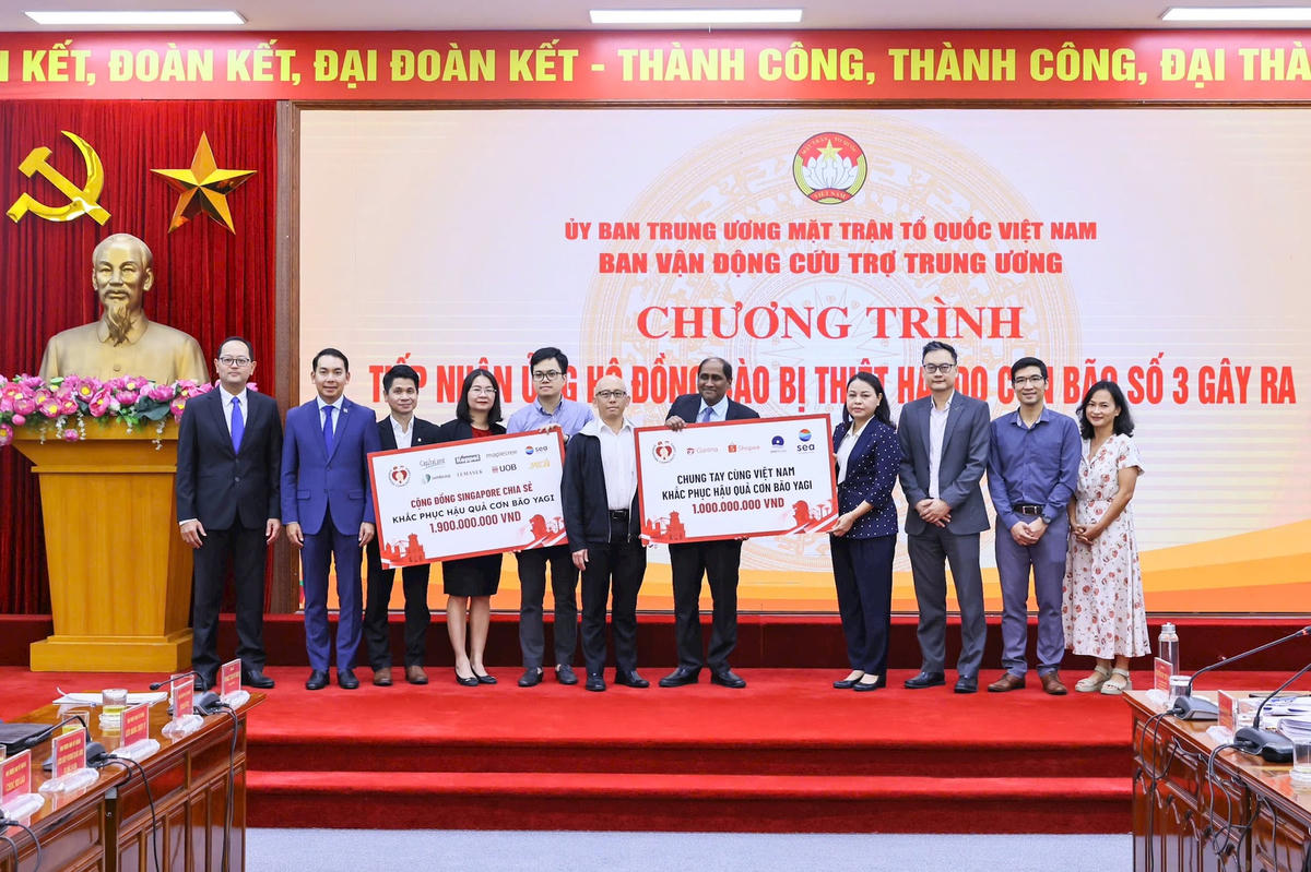 Phó Chủ tịch - Tổng Thư ký Nguyễn Thị Thu Hà tiếp nhận ủng hộ từ