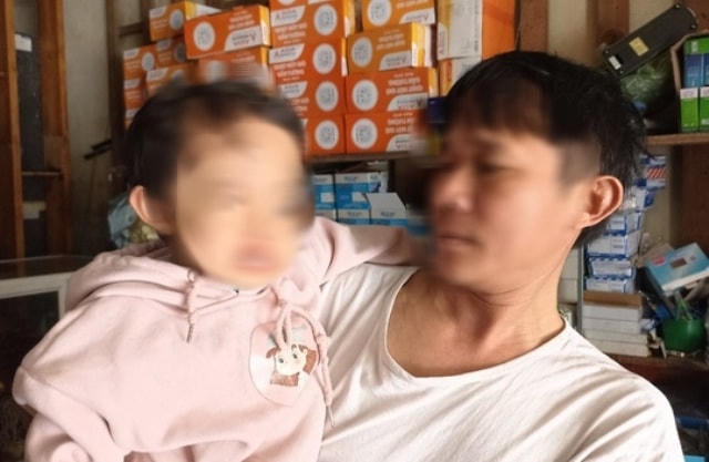 Cháu A., con gái anh H. bị xịt hơi cay vào mắt, phải nhập viện điều trị.