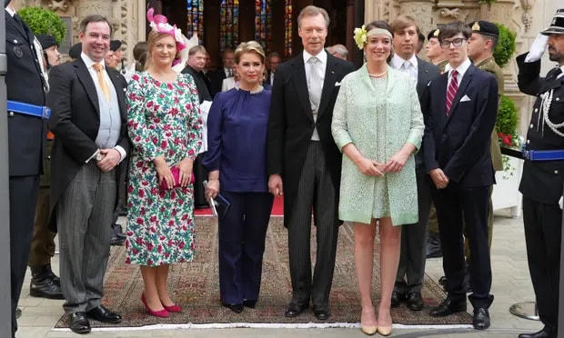 Từ trái qua phải: Thái tử Guillaume, Công chúa Stephanie, Nữ Công tước Maria Teresa, Đại Công tước Henri, Công chúa Alexandra, Hoàng tử Louis và Hoàng tử Gabriel bên ngoài Nhà thờ lớn Luxembourg vào tháng 6/2022. 