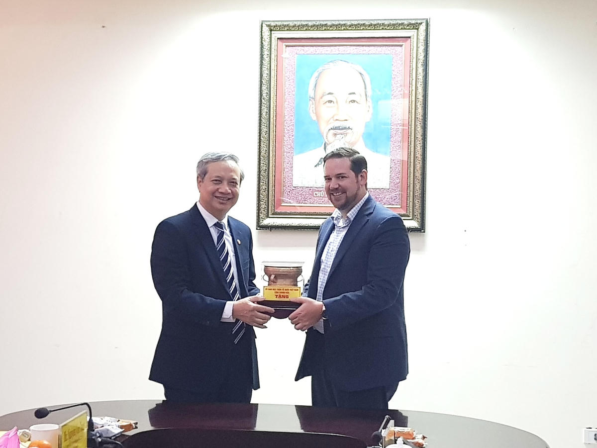 Thay mặt lãnh đạo UBMTTQ tỉnh, ông Nguyễn Văn Tòng, Phó Chủ tịch UBMTTQ tỉnh Thanh Hóa đã tặng ông Alex Homes vật phẩm lưu niệm là phiên bản trống đồng Đông Sơn thu nhỏ.