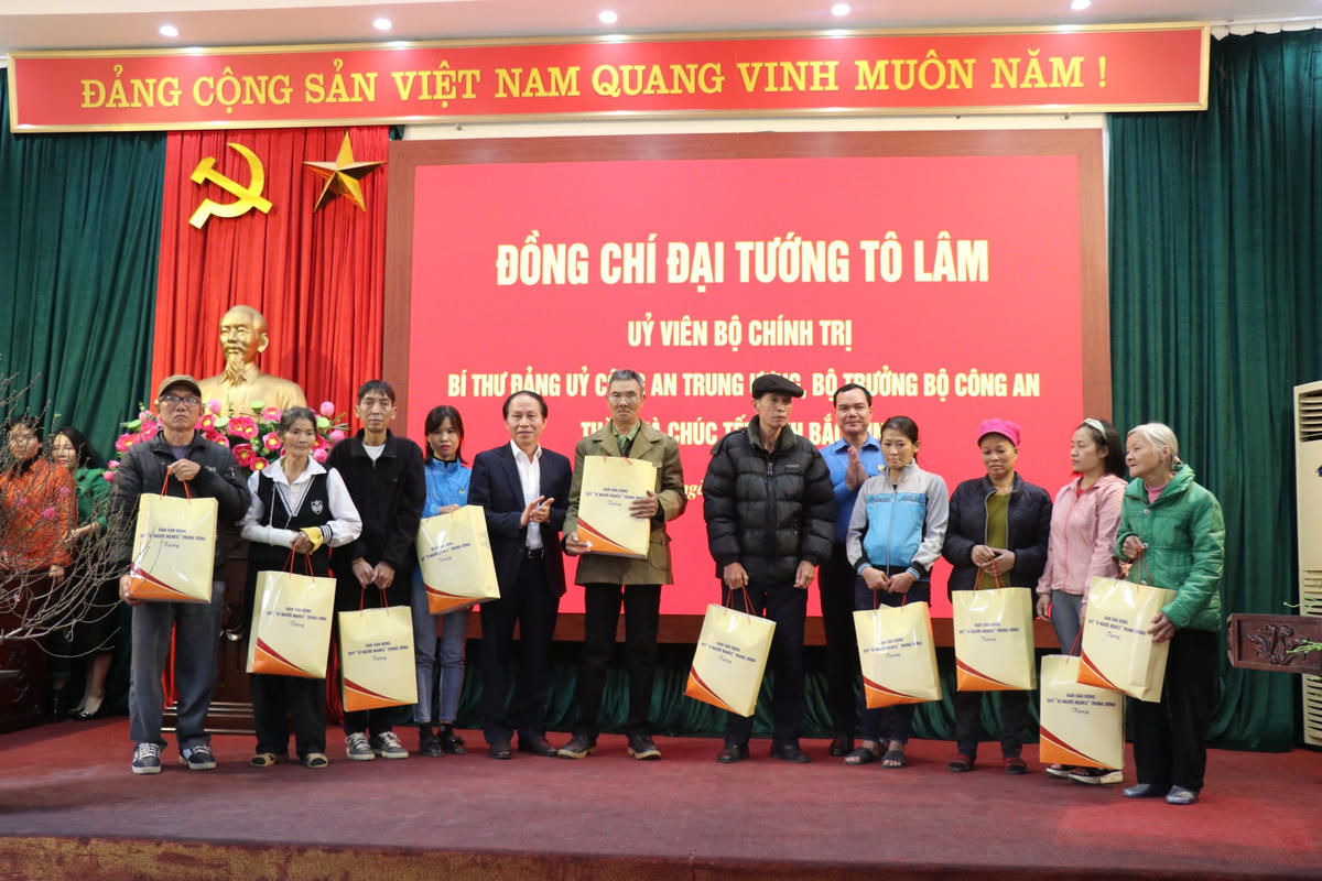 Phó Chủ tịch - Tổng Thư ký UBTƯ MTTQ Việt Nam Lê Tiến Châu tặng quà hộ nghèo, gia đình chính sách nhân dịp Tết Nguyên đán Quý Mão 2023.