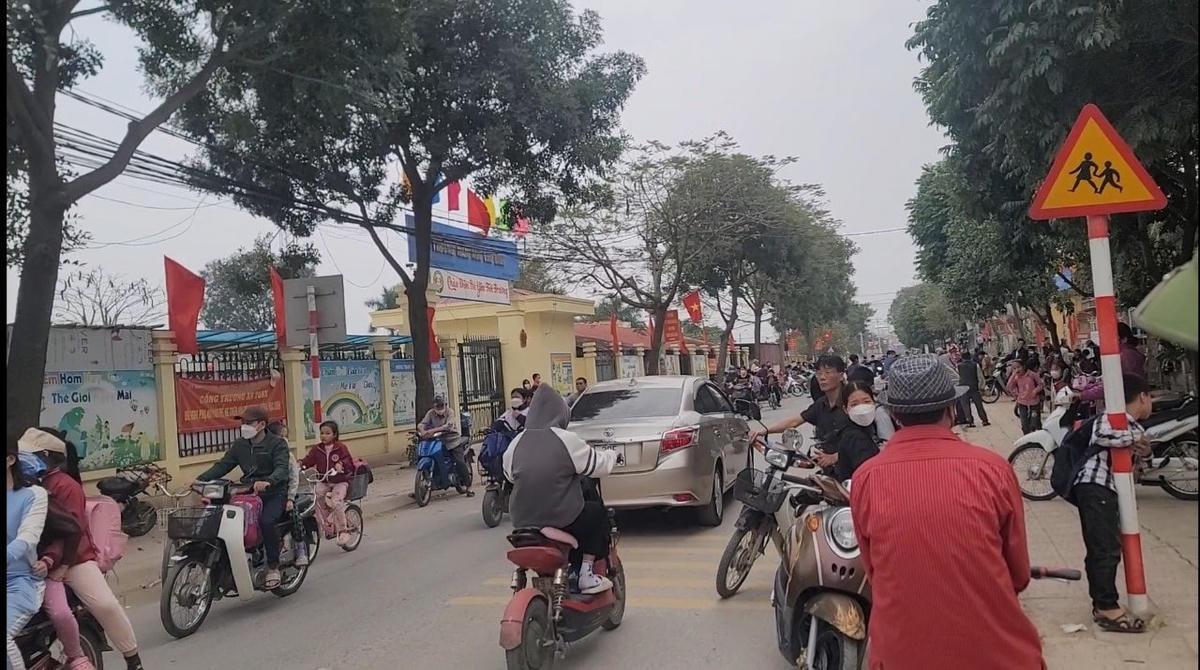 Giao thông hỗn loạn trước cổng trường tiểu học Văn Bình.