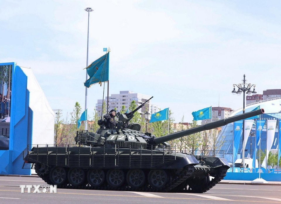 Lực lượng vũ trang Kazakhstan trình diễn các phương tiện, khí tài quân sự tại buổi lễ. (Ảnh: TTXVN)