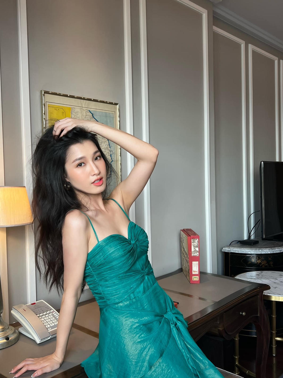 Không cần trang điểm cầu kỳ, Phương Nhi vẫn gây được thiện cảm với công chúng nhờ làn da trắng nõn, vòng eo con kiến. 