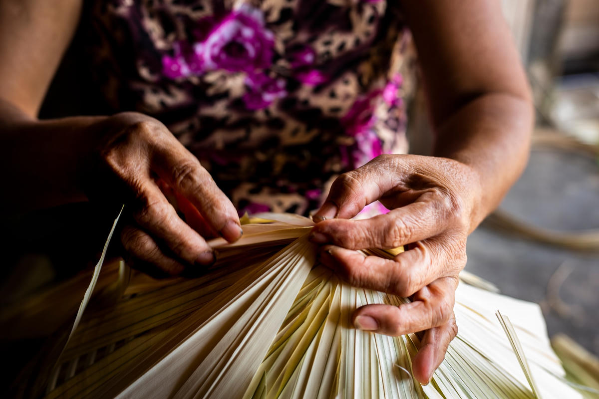 Nằm nép mình bên bờ sông Gianh, làng Hạ Thôn được hình thành cách đây chừng 300 năm. Đến năm 1955, làng Hạ Thôn chính thức được tách ra thành lập xã và có tên gọi xã Quảng Tân (TX Ba Đồn, Quảng Bình) cho đến ngày nay. Theo các bậc cao niên trong vùng, nghề làm nón lá của làng bắt đầu từ hơn 100 năm về trước. Trải qua bao thăng trầm của lịch sử, làm nón đã trở thành nghề truyền thống của làng.