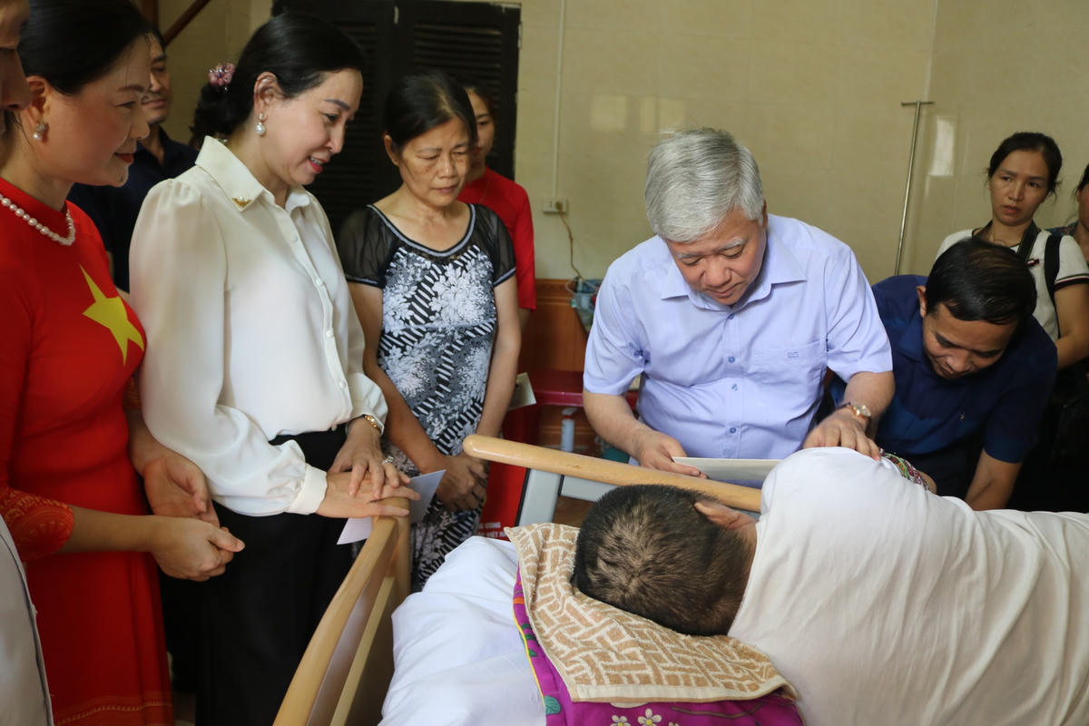 Bí thư Trung ương Đảng, Chủ tịch UBTƯ MTTQ Việt Nam Đỗ Văn Chiến thăm hỏi thương binh nặng Triệu Ngọc Thanh (quê Lạng Sơn) đang điều dưỡng tại Trung tâm điều dưỡng thương binh Duy Tiên (Hà Nam).  
