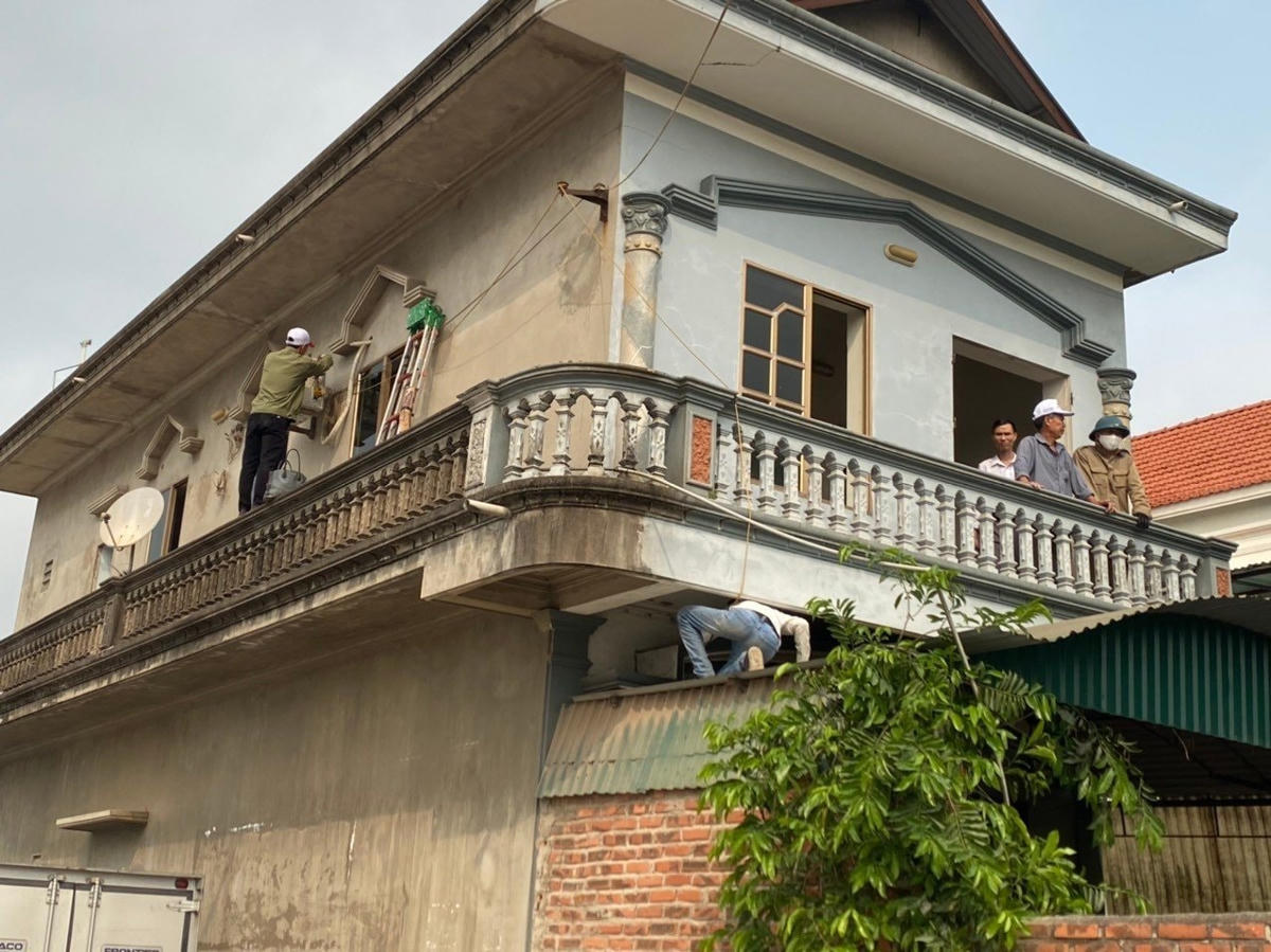 Quảng Ninh: Căn nhà 'kỳ lạ' đứng giữa đường được phá dỡ