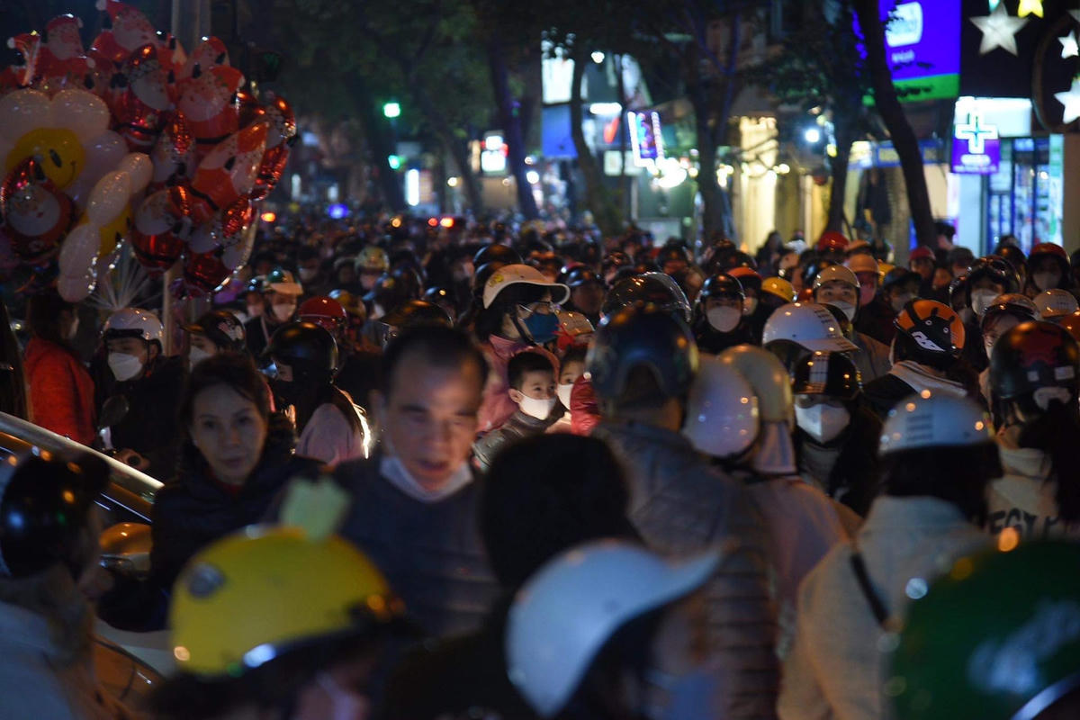 Dù đang là ngày cuối tuần nhưng vì lượng người đổ ra đường đi chơi lễ Noel quá đông nhiều phương tiện phải nhích từng chút một.