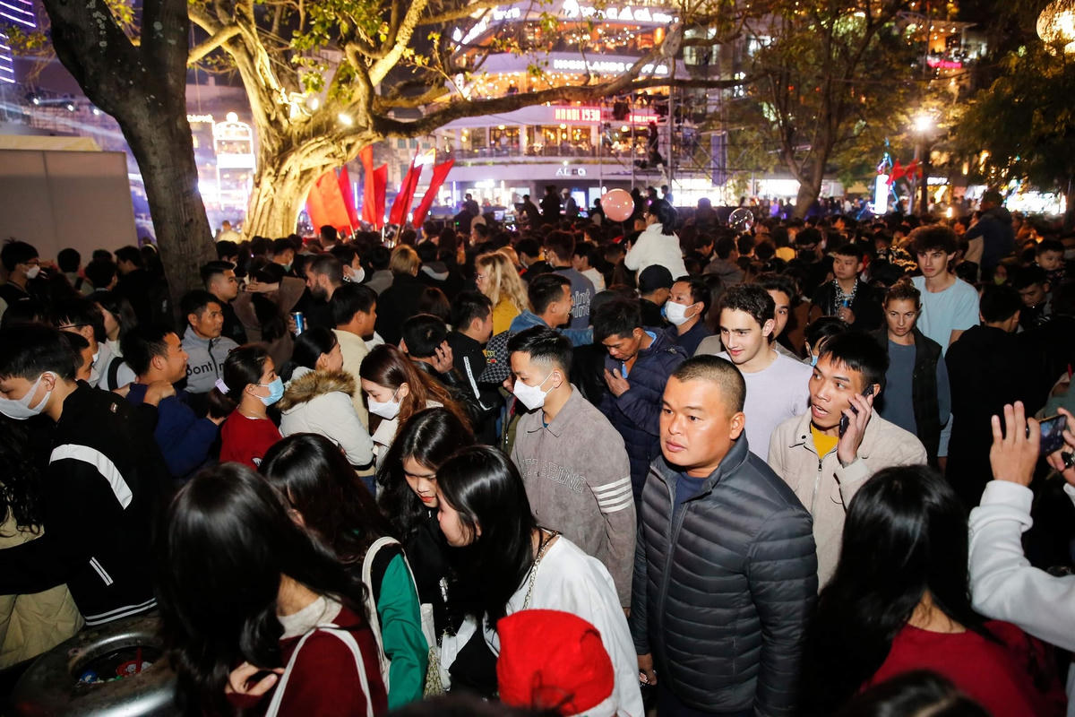 Khoảng 20h, số lượng người đến xem ca nhạc tiếp tục tăng, dẫn đến tình trạng chen lấn, xô đẩy.