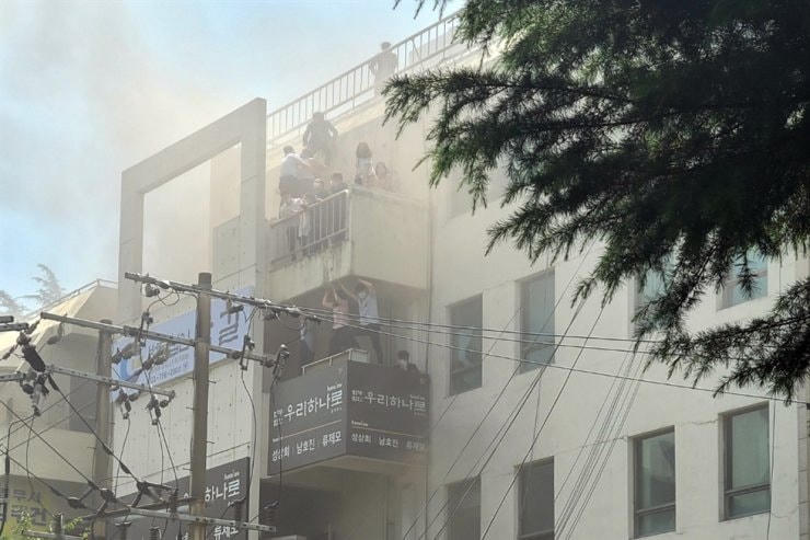 Hiện trường vụ cháy tòa văn phòng ở Daegu, Hàn Quốc, hôm 9/6. Ảnh: Yonhap.