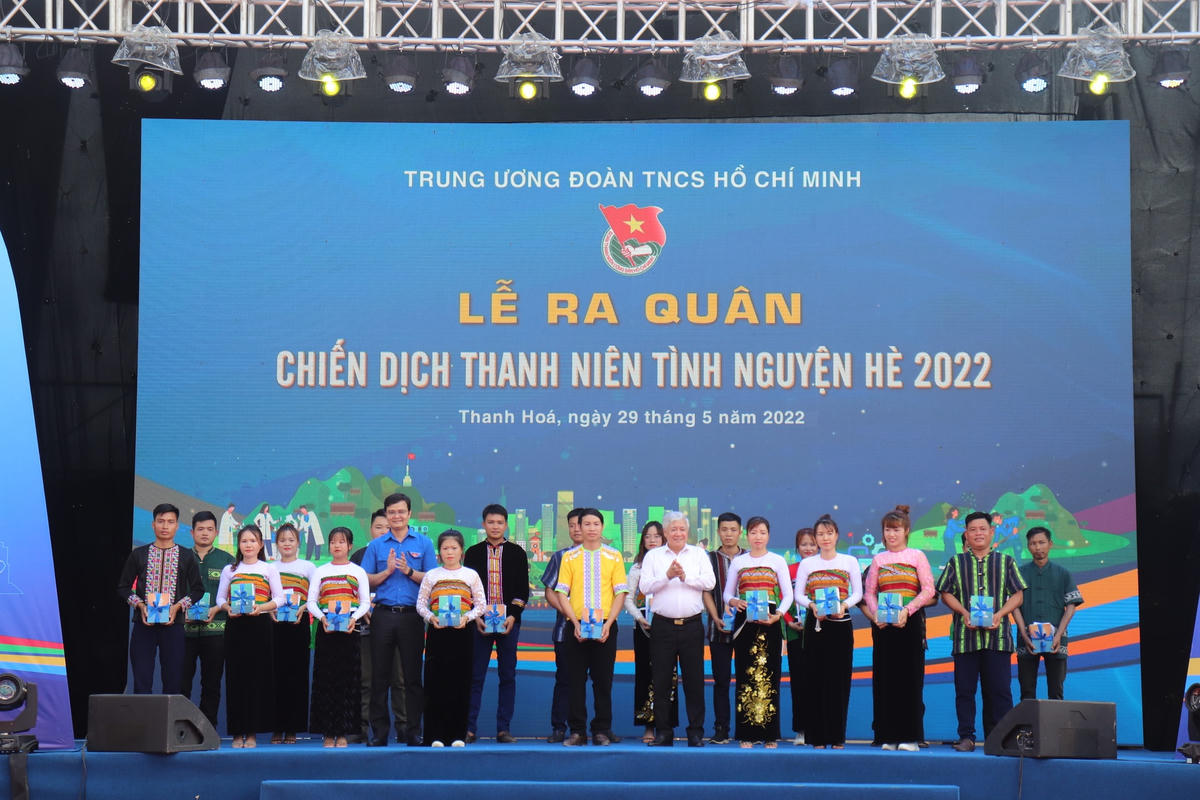 Ông Đỗ Văn Chiến, Bí thư Trung ương Đảng, Chủ tịch UBTƯ MTTQ Việt Nam tặng quà cho các đoàn viên, thanh niên ưu tú của tỉnh Thanh Hoá.