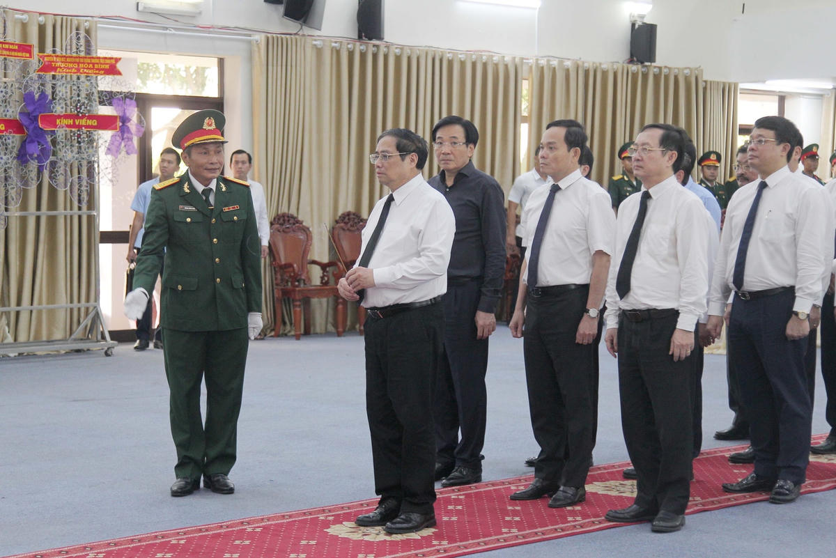 Thủ tướng Phạm Minh Chính; Phó Thủ tướng Trần Lưu Quang và đoàn đại biểu Chính phủ đã tới viếng ông Lê Phước Thọ.