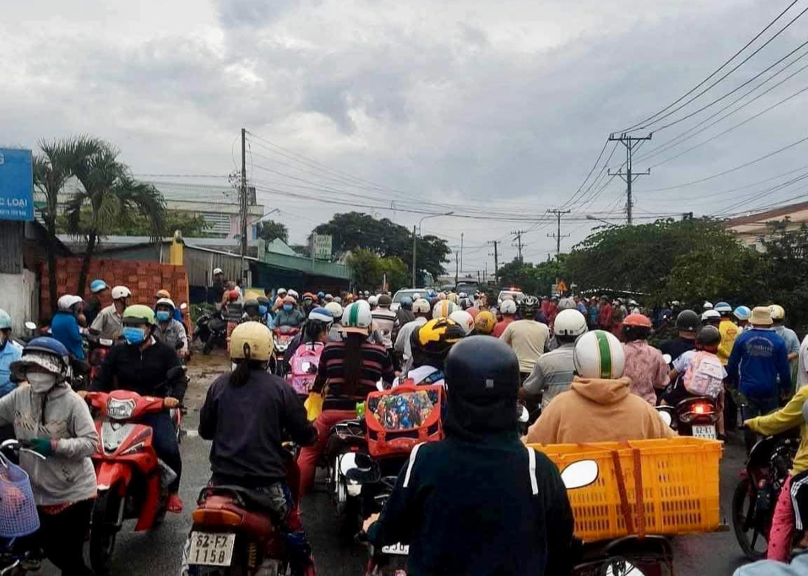 Hiện trường vụ xe buýt tông chết người ở Long An.