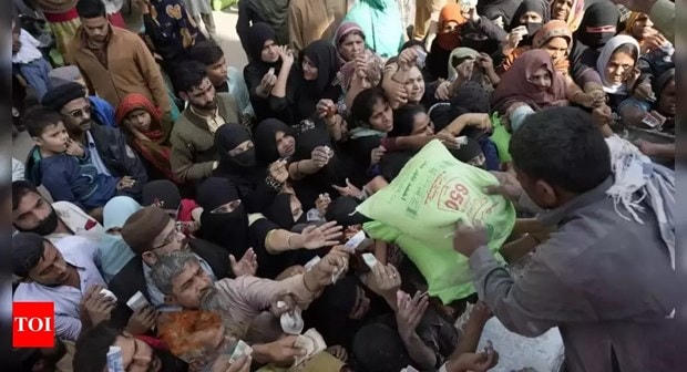 Tình trạng chen lấn diễn ra tại các điểm phân phát bột mỳ ở Pakistan. Nguồn: Times of India.