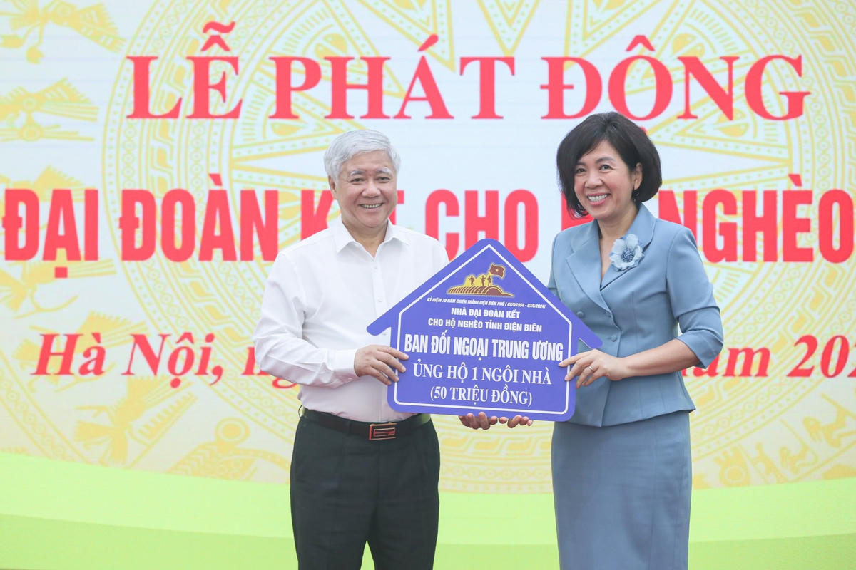 Chủ tịch UBTƯ MTTQ Việt Nam Đỗ Văn Chiến tiếp nhận ủng hộ từ Ban Đối ngoại Trung ương. Ảnh: Quang Vinh.