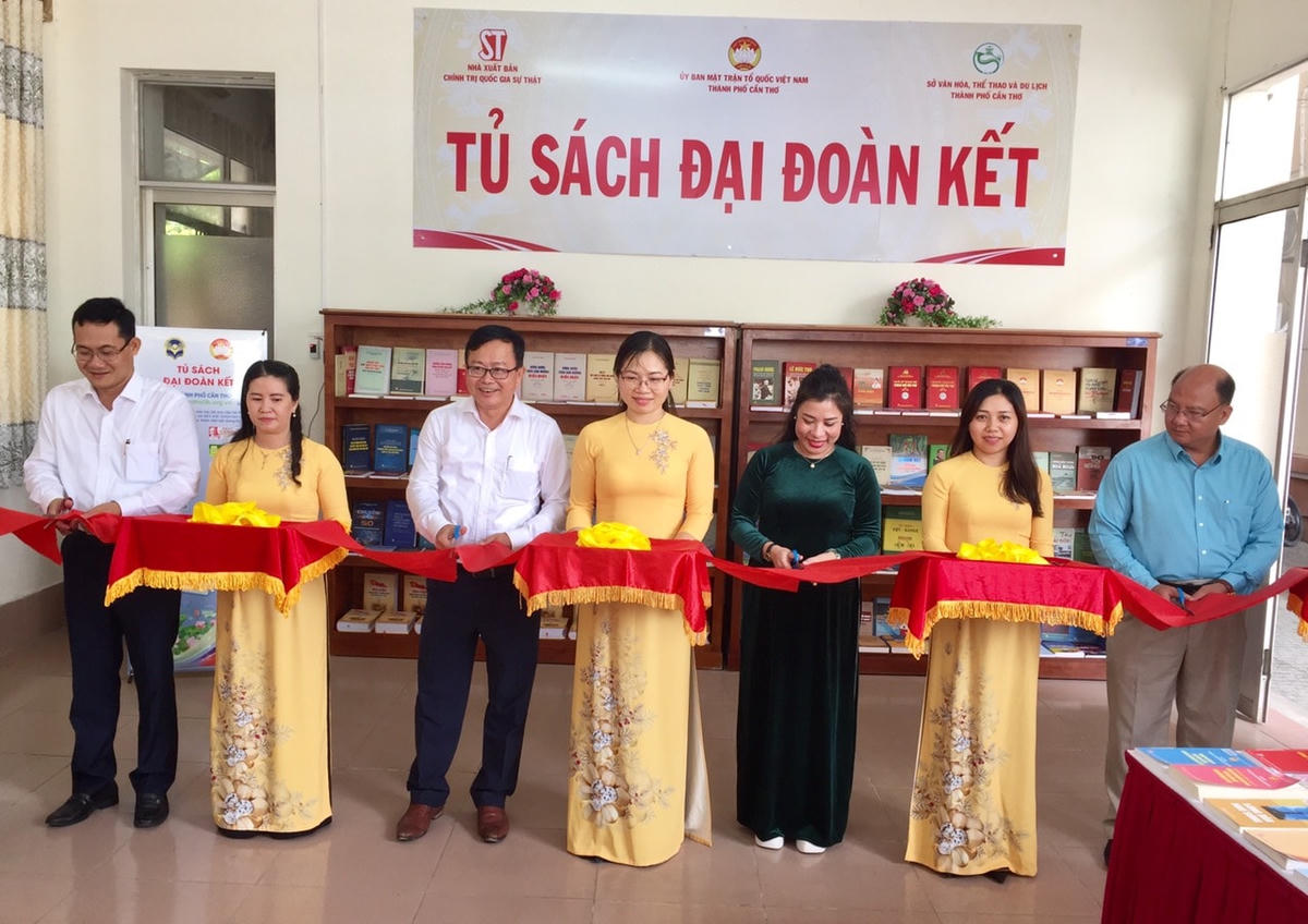   Cắt băng khánh thành trao tặng tủ sách Đại đoàn kết và sách điện tử.