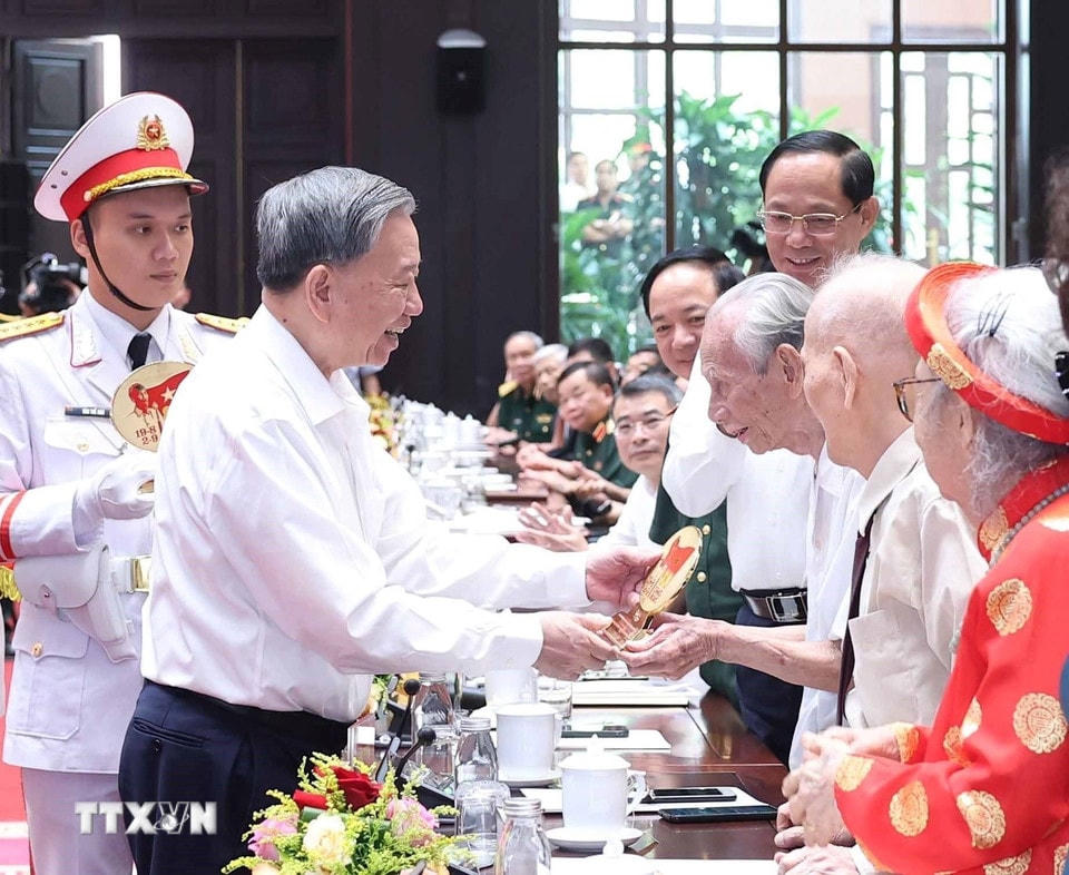 Tổng Bí thư Tô Lâm tặng quà cho cán bộ lão thành cách mạng. (Ảnh: Thống Nhất/TTXVN)