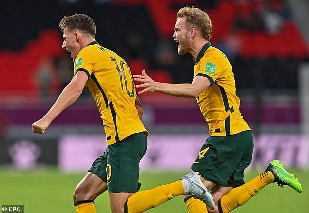 Australia giành chiến thắng nghẹt thở 2-1 của UAE. Ảnh: Daily Mail.