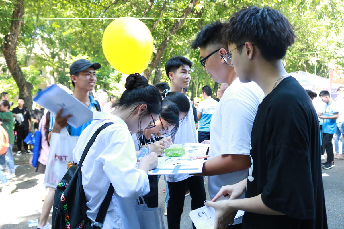 Sinh viên tham gia tư vấn hướng nghiệp cho các em học sinh.