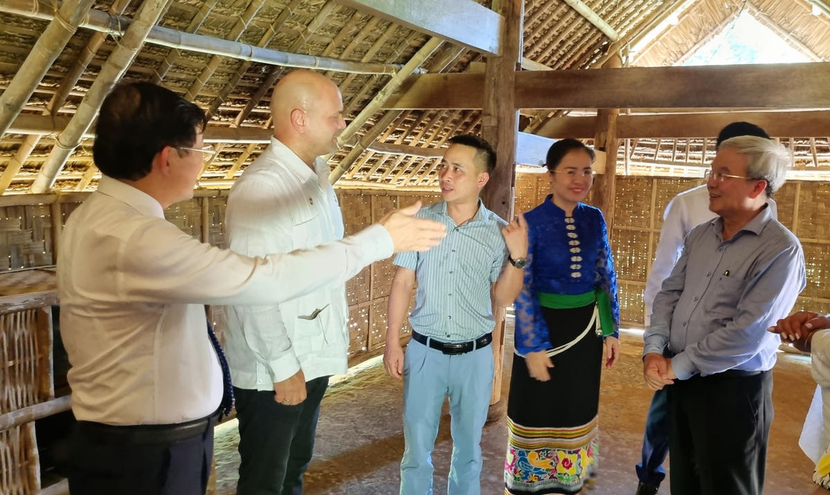 Chủ tịch Uỷ ban Bảo vệ Cách mạng Cuba, Phó Chủ tịch Uỷ ban Trung ương MTTQ Việt Nam Nguyễn Hữu Dũng và đoàn công tác nghe giới thiệu về thân thế, sự nghiệp của Chủ tịch Hồ Chí Minh.