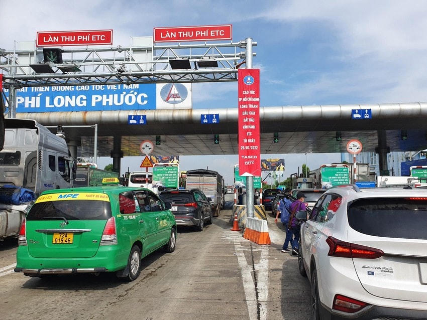 Các phương tiện thu phí không dừng ở cao tốc TP HCM-Long Thành-Dầu Giây