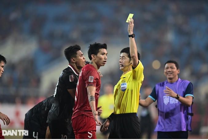 Dù nhận thẻ vàng sau tình huống va chạm với Asnawi, nhưng Văn Hậu đã có trận đấu ấn tượng trước Indonesia (Ảnh: Mạnh Quân). Nguồn: Dân Trí.