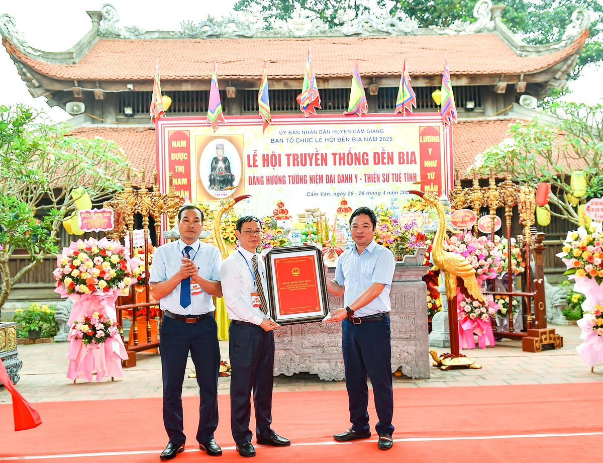 Giám đốc Sở Văn hóa, Thể thao và Du lịch tỉnh Hải Dương Nguyễn Thành Trung trao quyết định công nhận đền Xưa - chùa Giám - đền Bia là khu du lịch cấp tỉnh cho lãnh đạo UBND huyện Cẩm Giàng vào tháng 4/2025. Ảnh: CTV.