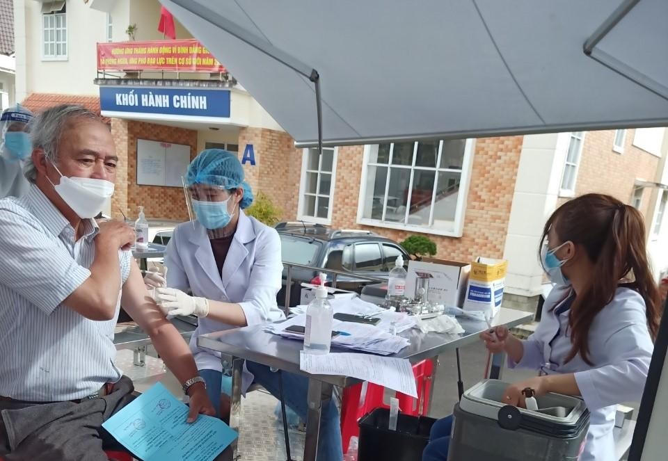 Tiêm phòng dịch bệnh Covid-19 cho người dân.
