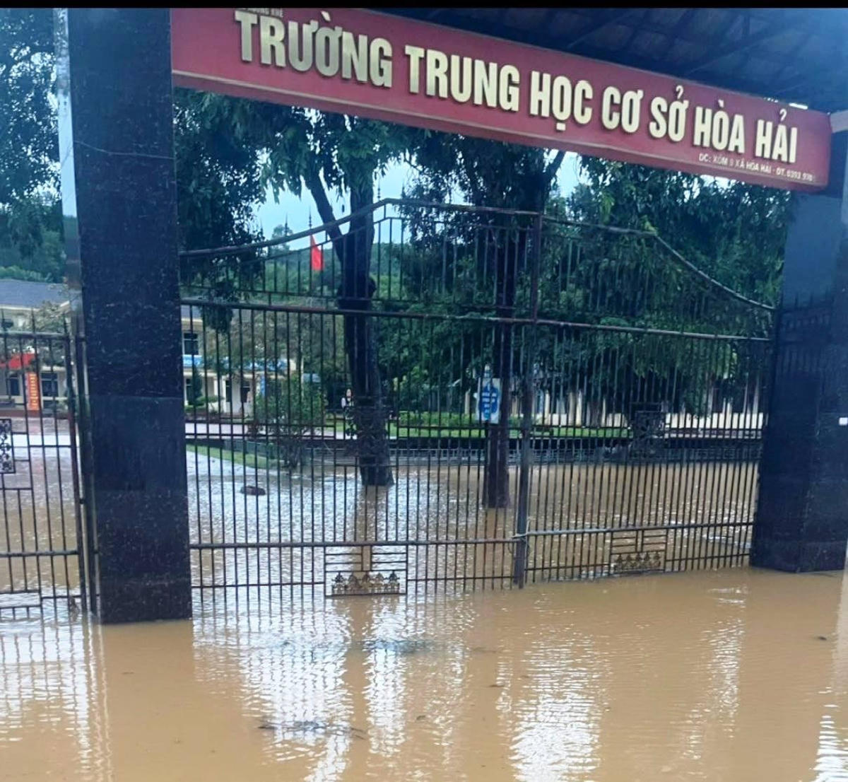 Mưa lớn khiến nhiều trường học ở huyện Hương Khê cho học sinh nghỉ học.