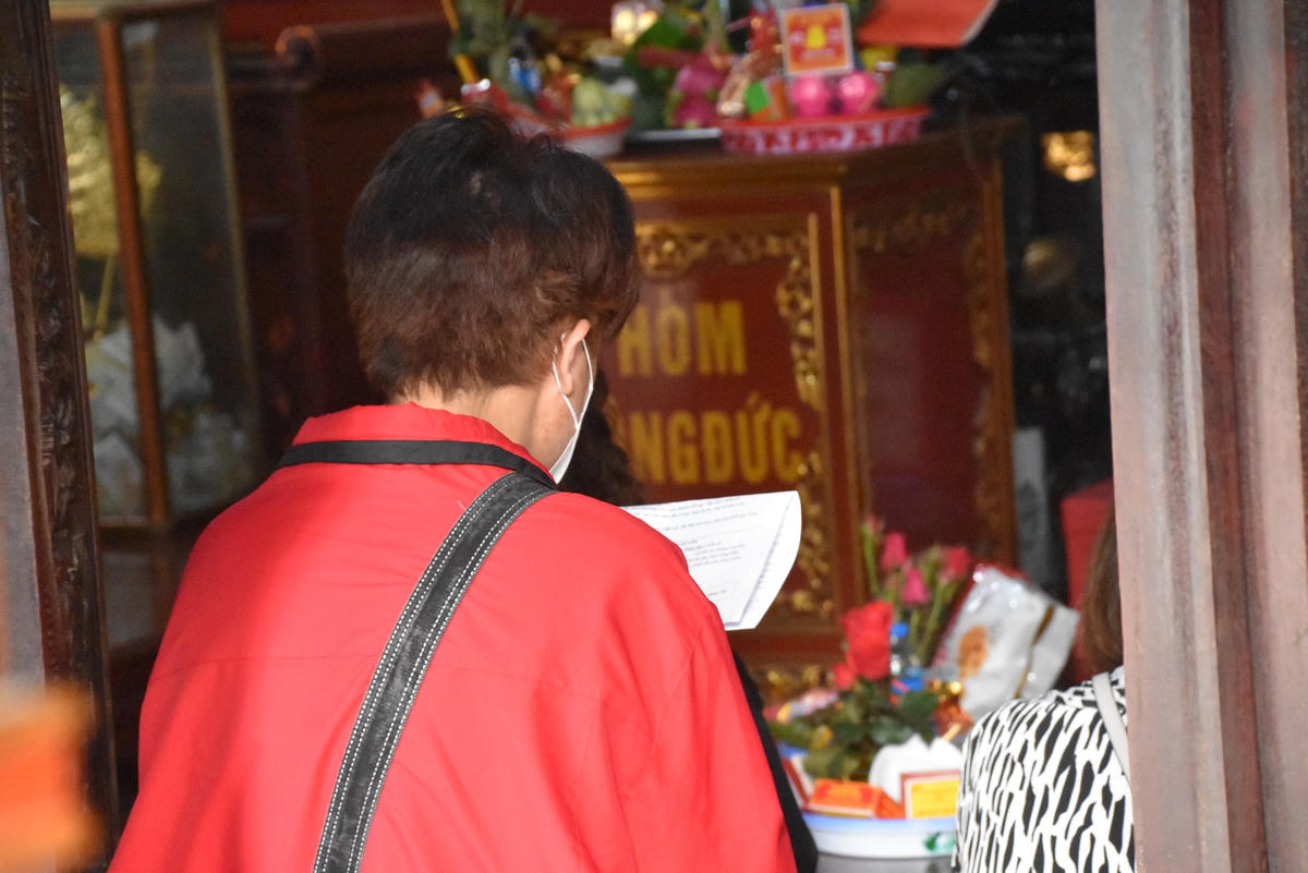 Trần Nam Anh (23 tuổi, Hoàng Mai, Hà Nội) cũng chia sẻ: "Chùa Hà nổi tiếng với việc cầu duyên, em cũng muốn thử một lần thành tâm đến làm lễ nhân dịp Valentine, hy vọng sẽ sớm tìm được người yêu". 