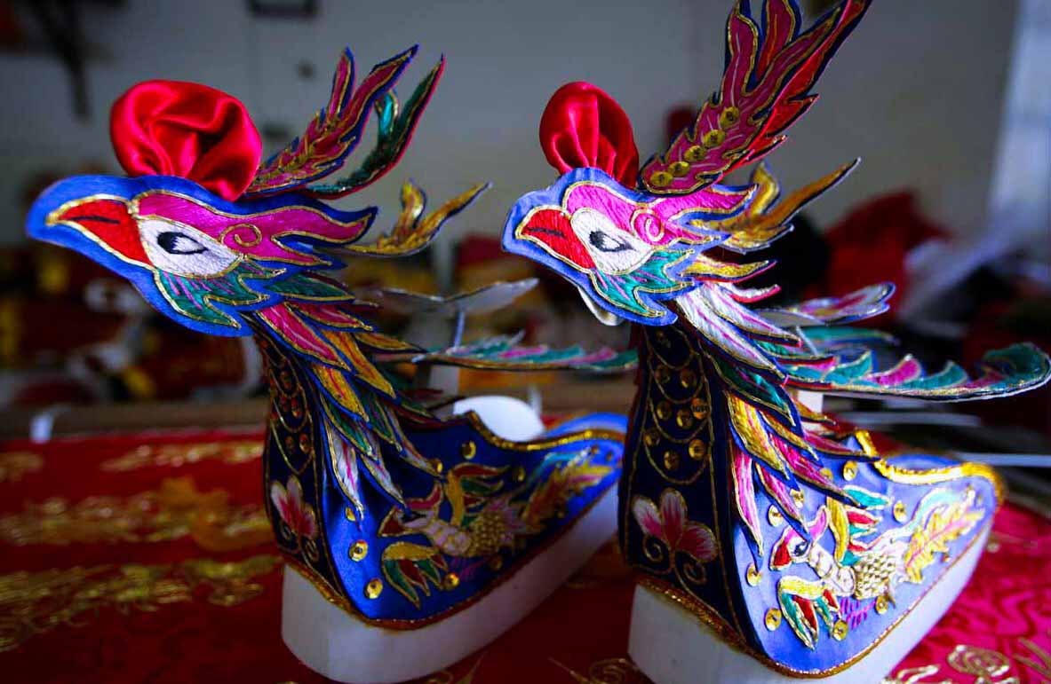 Hài đầu phượng được các thợ thêu làm để trưng bày ở làng Đông Cứu.  Ảnh: Trọng Chính.
