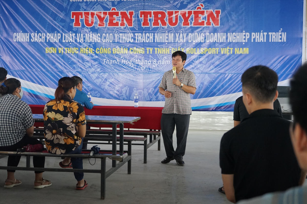 Tuyên truyền pháp luật lao động cho công nhân lao động ở khu công nghiệp Hoàng Long, TP Thanh Hóa.