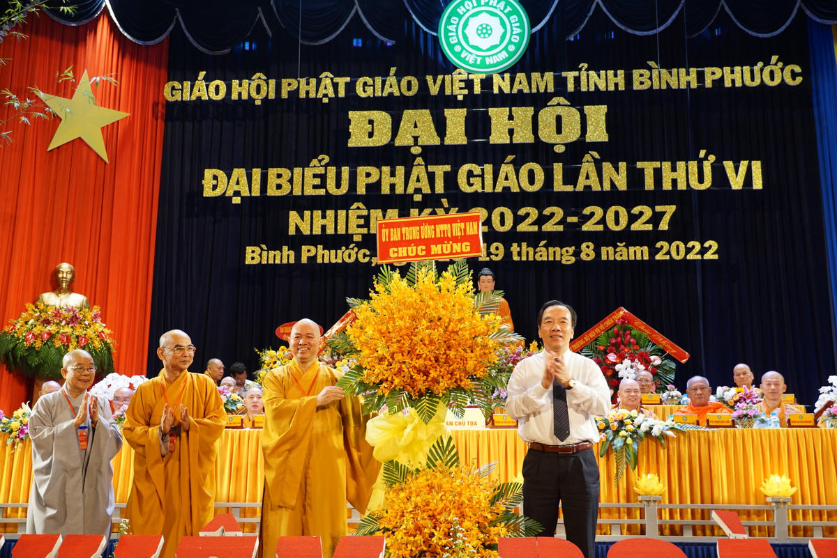Phó Chủ tịch Ủy ban TƯ MTTQ Việt Nam Ngô Sách Thực tặng hoa chúc mừng đại hội. Ảnh: Mạnh Thìn.