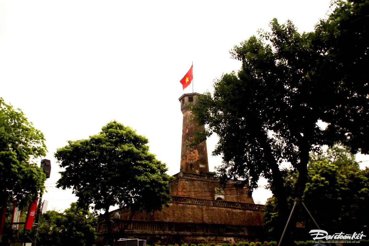 Lá cờ đỏ sao vàng tung bay trên đỉnh Cột cờ Hà Nội, biểu tượng thiêng liêng của Tổ quốc giữa lòng Thủ đô. Ảnh: Phạm Sỹ.