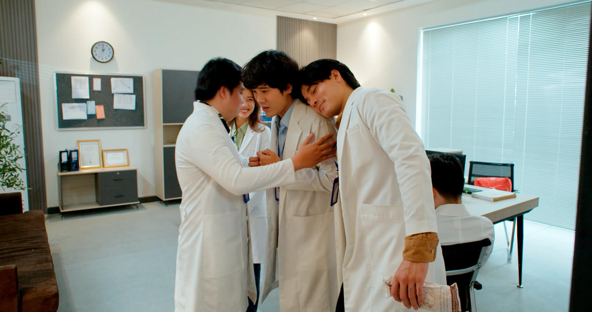 "Doctor Lof - Bác sĩ hạnh phúc” xoay quanh đề tài về bác sĩ y khoa.