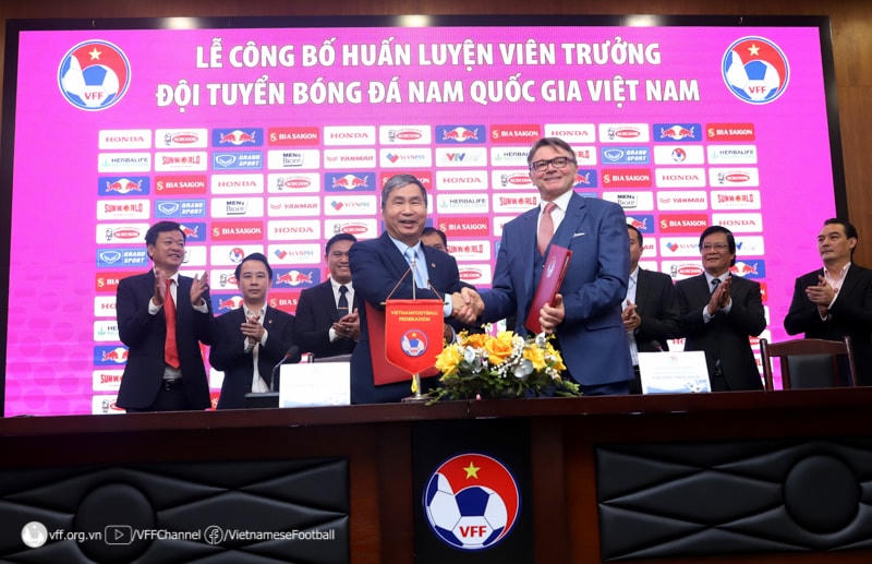 Liên đoàn bóng đá Việt Nam và HLV Philippe Troussier chính thức ký kết hợp đồng.