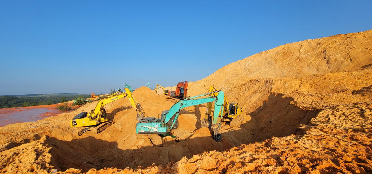 Hiên trường 4 công nhân bị vùi lấp trong vụ sập bãi thải titan xảy ra ở xã Thuận Quý, huyện Hàm Thuận Nam (Bình Thuận).