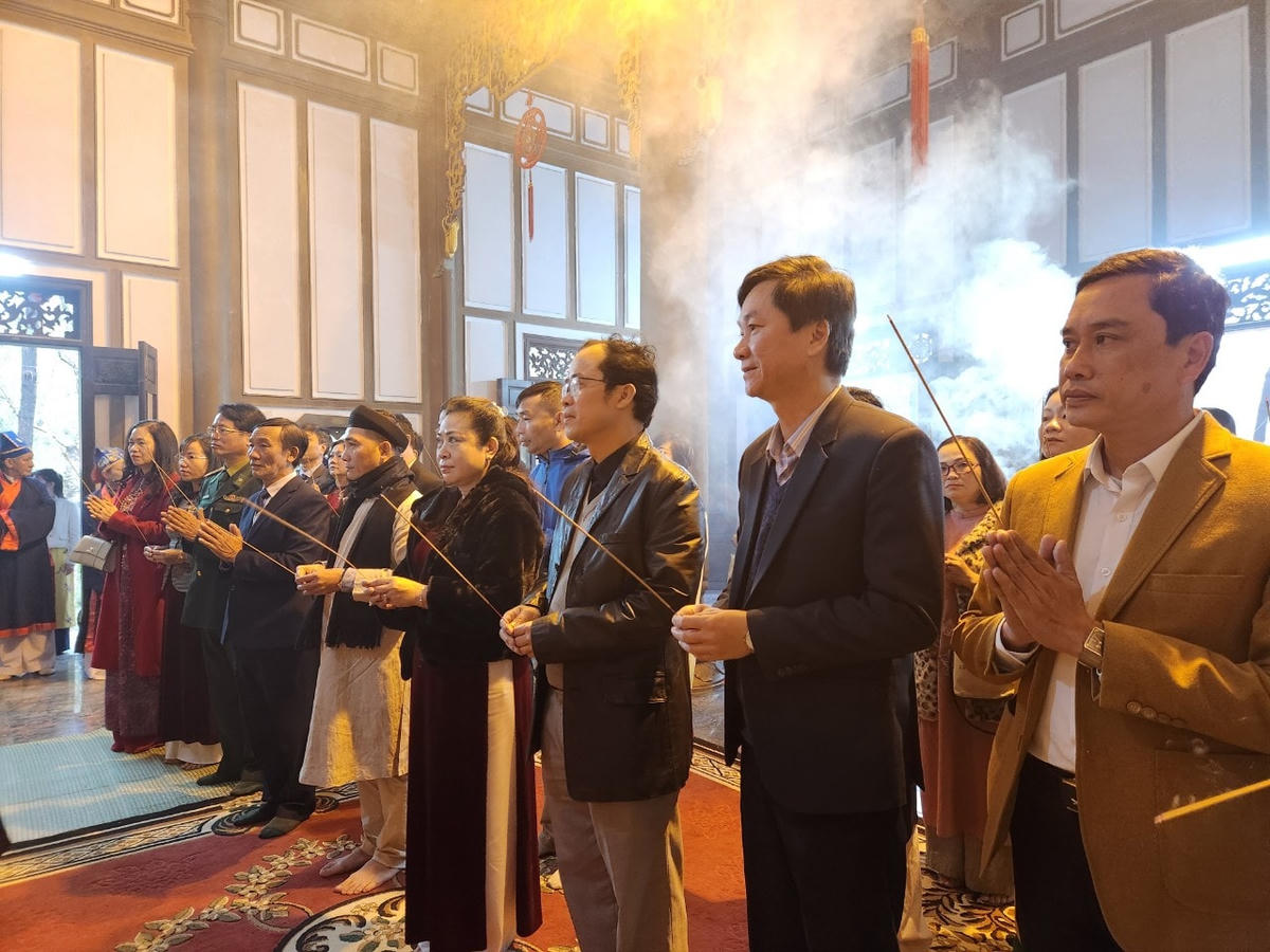 Các đại biểu và du khách dâng hương tưởng nhớ, tri ân công lao to lớn của Huyền Trân Công chúa đối với công cuộc mở mang bờ cõi. Ảnh: X.Đạt.