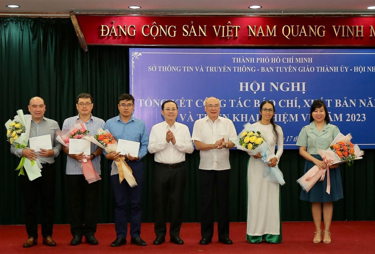  Khen thưởng, biểu dương các tác giả có tác phẩm đoạt giải Búa Liềm vàng lần thứ VII-năm 2022.